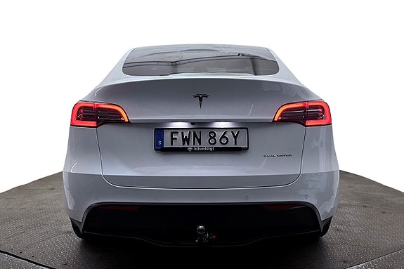 Tesla Model Y 7 of 30