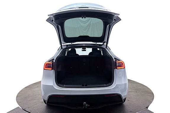 Tesla Model Y 8 of 30