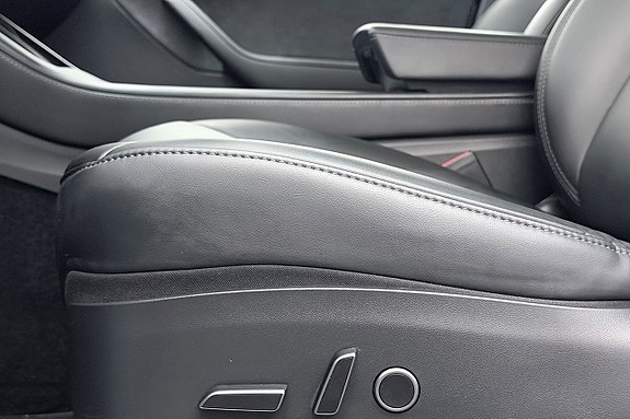 Tesla Model Y 15 of 30