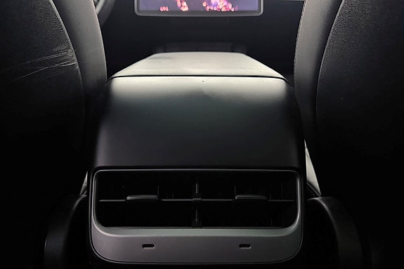 Tesla Model Y 17 of 30