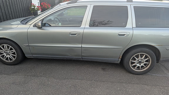 Volvo V70 2 of 8