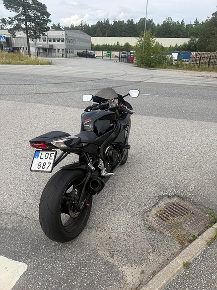 Suzuki GSX-R750 3 of 5