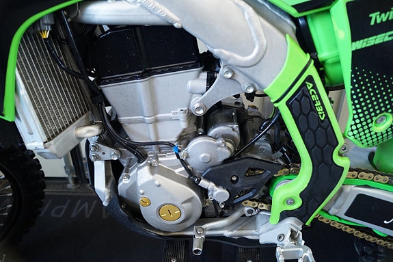 Kawasaki KX 450 2 of 7