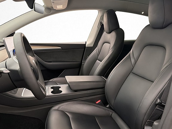 Tesla Model Y 14 of 30