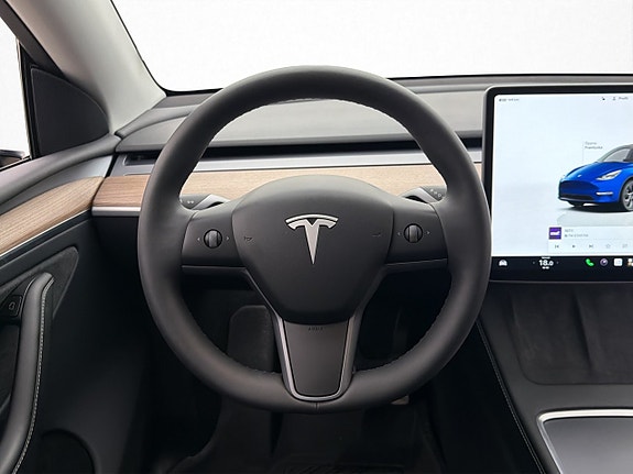 Tesla Model Y 16 of 30