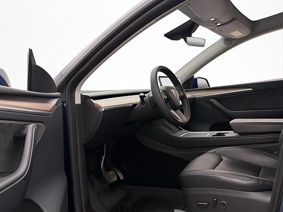 Tesla Model Y 13 of 30