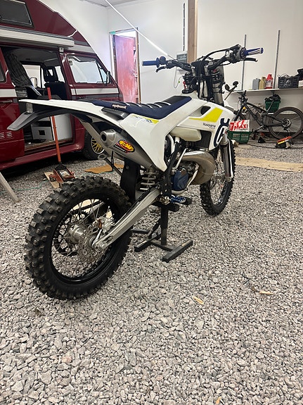 Husqvarna TE 300 2 of 6