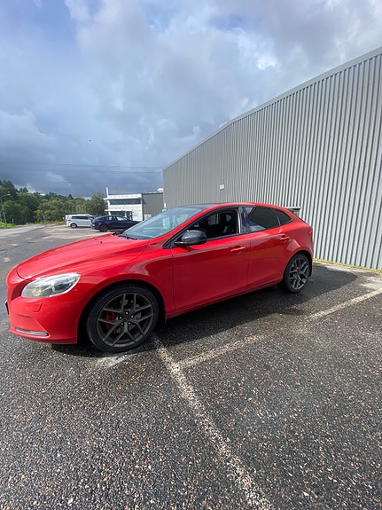 Volvo V40 2 of 8