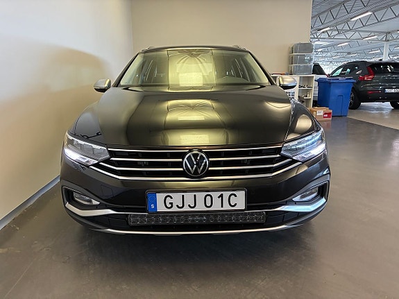 Volkswagen Passat Alltrack 2 of 18