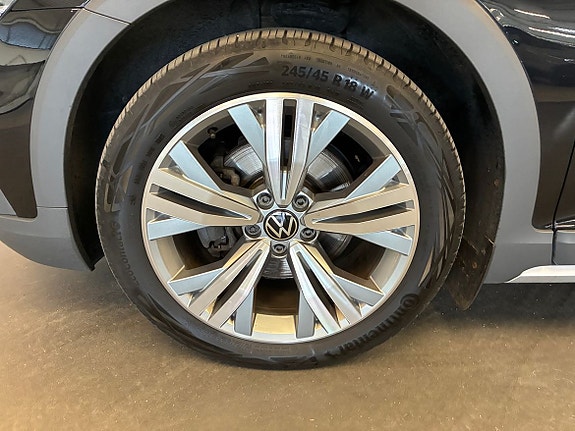 Volkswagen Passat Alltrack 4 of 18