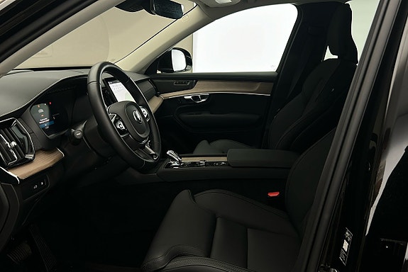Volvo XC90 10 of 30