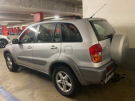 Toyota RAV4 2 of 8