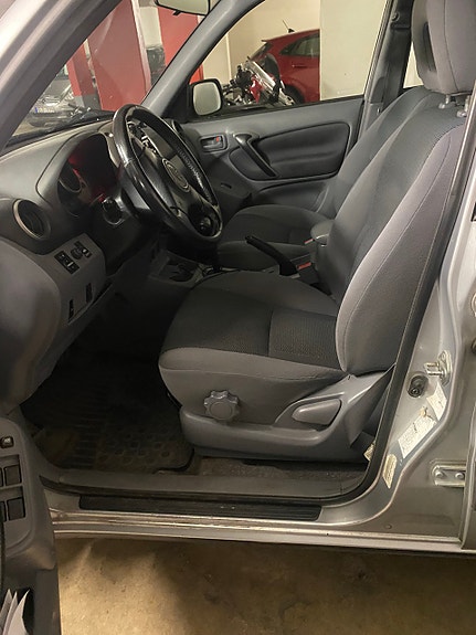 Toyota RAV4 6 of 8