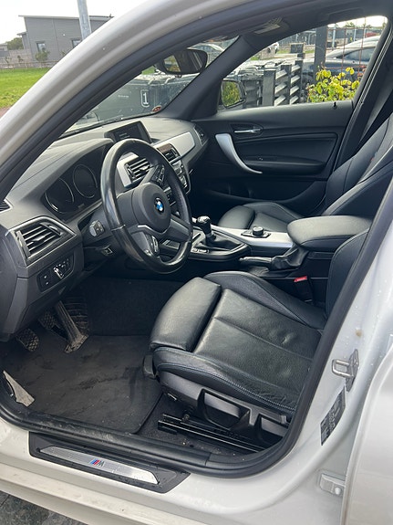 BMW 118i 3 of 5