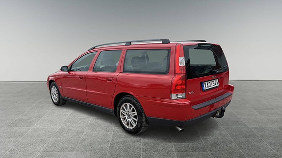 Volvo V70 2 of 9