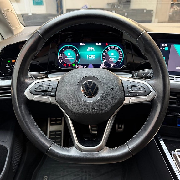 Volkswagen Golf Alltrack 11 of 13
