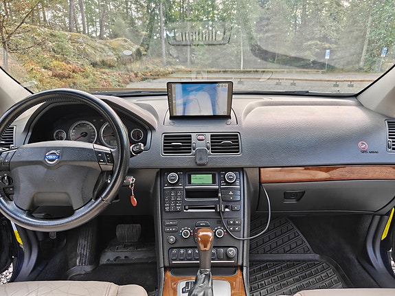 Volvo XC90 7 of 12
