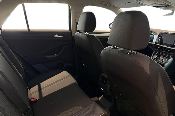 Volkswagen T-Roc 18 of 21