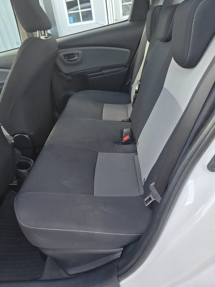 Toyota Yaris 10 of 12