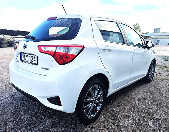 Toyota Yaris 5 of 12