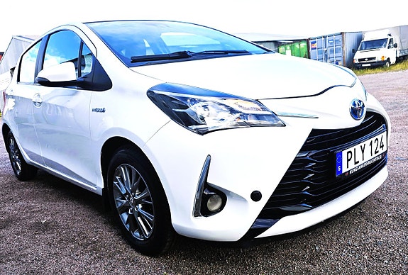 Toyota Yaris 3 of 12