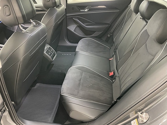 Volkswagen Passat 10 of 19