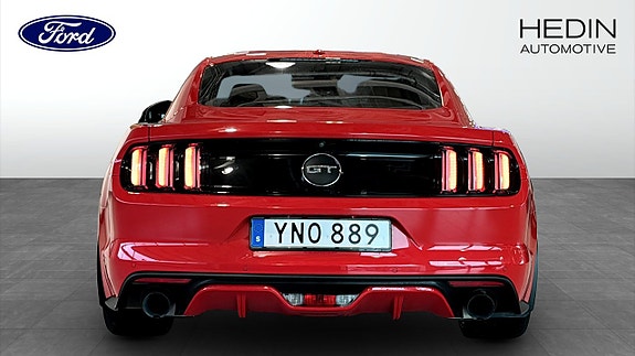Ford Mustang 7 of 12