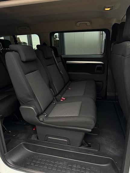 Peugeot Traveller 14 of 19