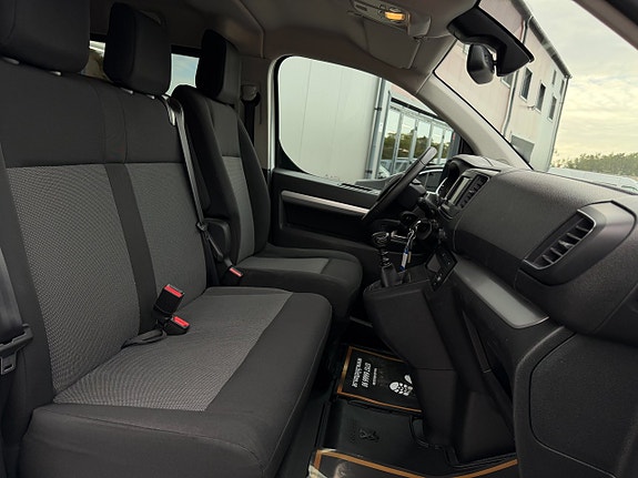 Peugeot Traveller 13 of 19