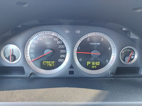 Volvo XC90 10 of 14