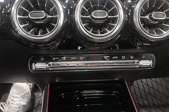 Mercedes-Benz GLA250 e 13 of 15