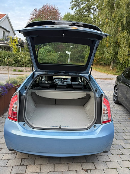 Toyota Prius Plug-in Hybrid 5 of 9