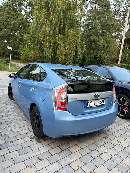 Toyota Prius Plug-in Hybrid 4 of 9