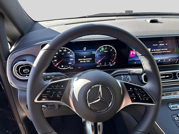 Mercedes-Benz V300 5 of 16