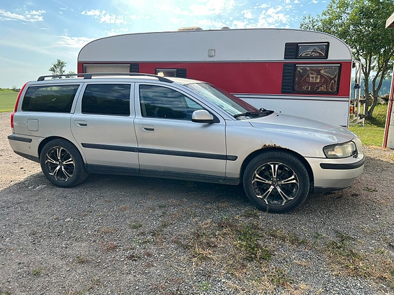 Volvo V70 2 of 7