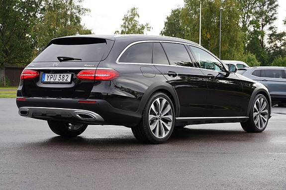 Mercedes-Benz E220 d 2 of 27