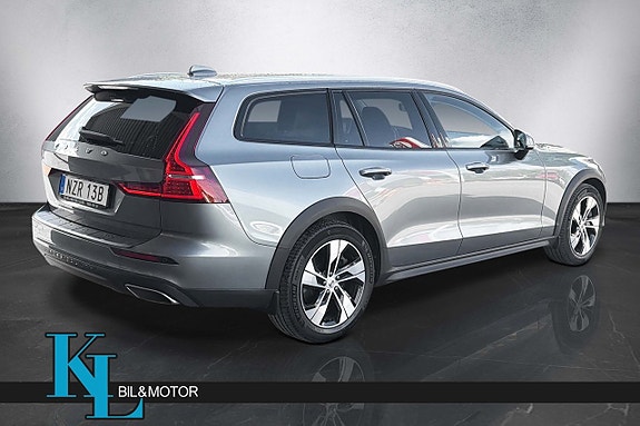 Volvo V60 Cross Country 3 of 16