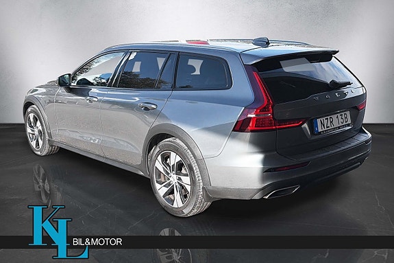 Volvo V60 Cross Country 4 of 16