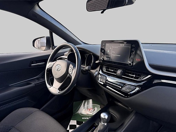 Toyota C-HR 10 of 15
