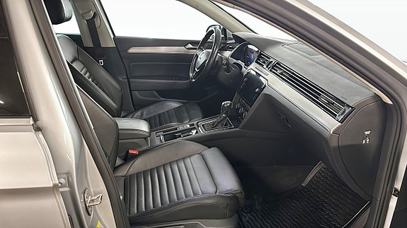 Volkswagen Passat 3 of 15