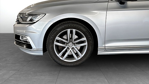 Volkswagen Passat 9 of 15