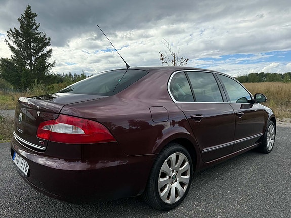 Skoda Superb 2 of 9