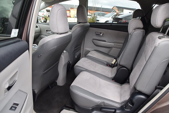 Toyota Prius+ 10 of 23