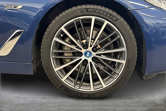 BMW 530e 14 of 17
