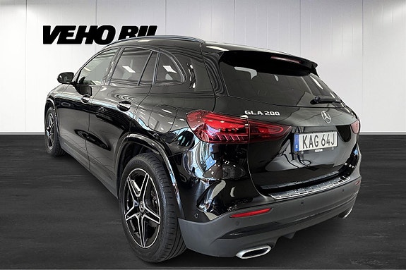 Mercedes-Benz GLA200 4 of 12
