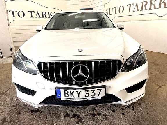 Mercedes-Benz E220 2 of 11