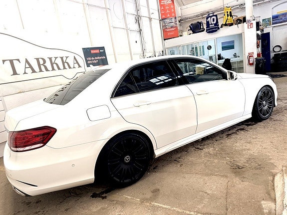 Mercedes-Benz E220 4 of 11
