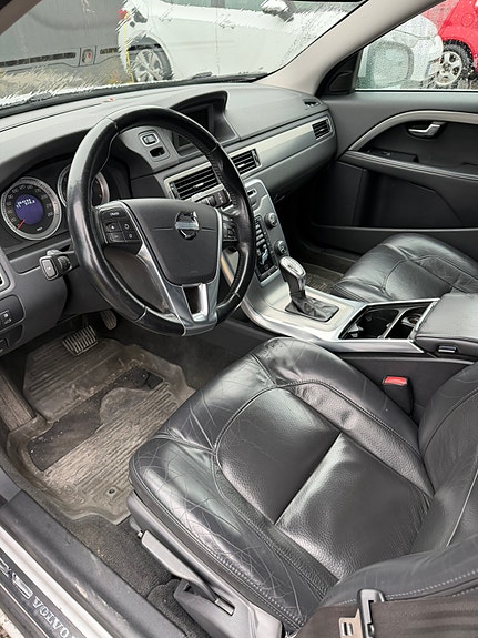 Volvo V70 3 of 5