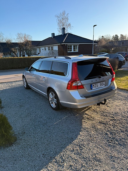 Volvo V70 2 of 5