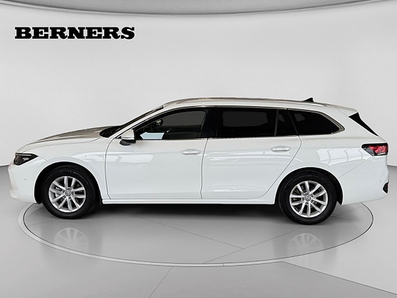Volkswagen Passat 2 of 12